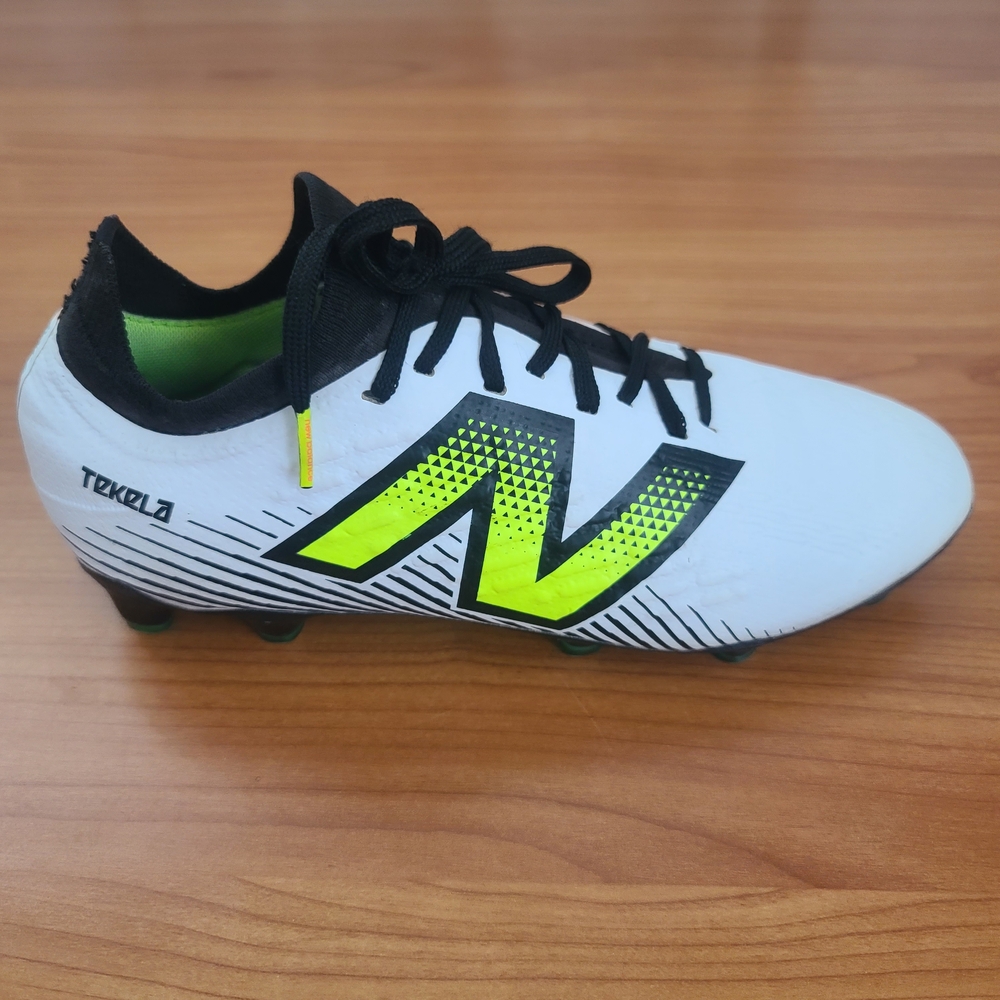 New Balance Tekela Magia Low Laced FG V4+ Firm Ground Soccer Cleats Sz 5.5 Women